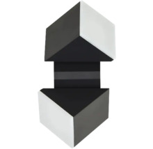 Moderne Wandleuchte mit geometrischem Würfeldesign, schwarz und weiß, Lichtaustritt nach oben und unten.