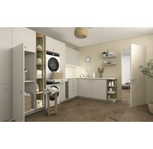 Organisierter Hauswirtschaftsraum mit hellen Einbauschränken, Waschmaschine, Trockner und Waschbecken in moderner Optik.