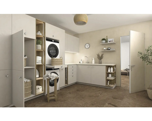 Organisierter Hauswirtschaftsraum mit hellen Einbauschränken, Waschmaschine, Trockner und Waschbecken in moderner Optik.