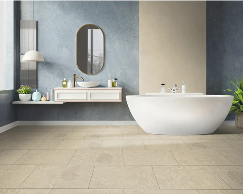 Modernes Badezimmer mit freistehender Badewanne, weißem Waschtisch, ovalem Spiegel und beigefarbenen Bodenfliesen.