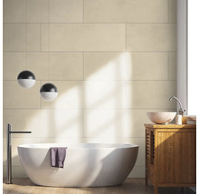 Modernes Badezimmer mit großen beigen Wandfliesen, freistehender weißer Badewanne, hölzernem Waschtischunterschrank und kugelförmigen Pendelleuchten.