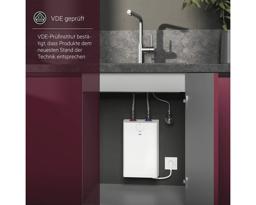 AEG Kleindurchlauferhitzer unter einer Küchenspüle installiert, VDE Logo und Zertifizierung für Sicherheit nach neuestem Stand der Technik.