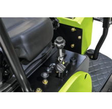 Detailansicht der Bedienelemente einer Baumaschine mit einem Hebel, einem Betriebsstundenzähler und einem Sitz.