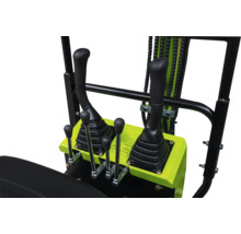 Steuerkonsole eines Minibaggers mit schwarzen Bedienhebeln auf einer neongrünen Basis.