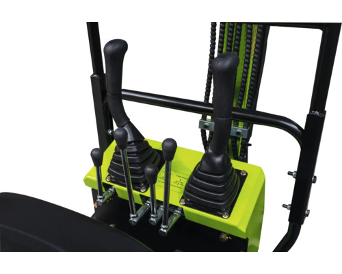 Steuerkonsole eines Minibaggers mit schwarzen Bedienhebeln auf einer neongrünen Basis.