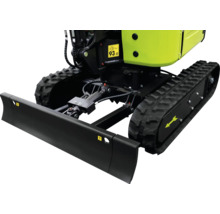 Gelber Minibagger mit Raupenfahrwerk aus Gummi und einem Räumschild sowie Angabe zum Schallleistungspegel von 93 Dezibel.