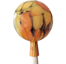 Garten-Rosenkugel aus Glas mit orange-gelbem Muster und VAL Glashütte Logo auf einem Stab.