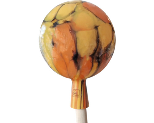 Garten-Rosenkugel aus Glas mit orange-gelbem Muster und VAL Glashütte Logo auf einem Stab.