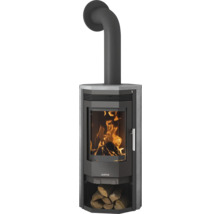 Justus Kaminofen mit Natursteinverkleidung, Sichtscheibe mit brennendem Feuer, Rauchrohranschluss oben und Holzfach.
