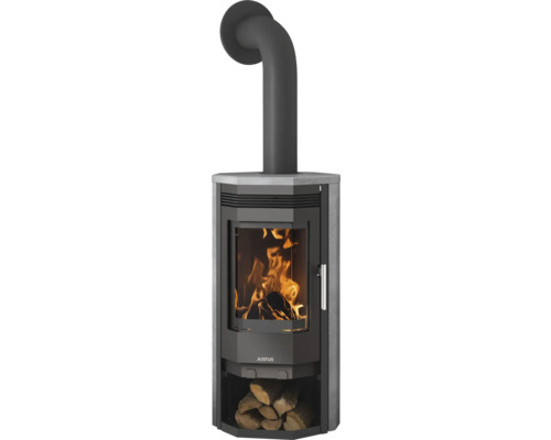 Justus Kaminofen mit Natursteinverkleidung, Sichtscheibe mit brennendem Feuer, Rauchrohranschluss oben und Holzfach.
