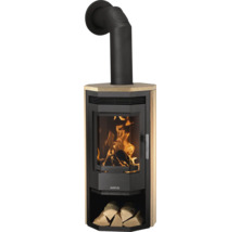Justus Kaminofen mit schwarzem Stahlkorpus, Holzverkleidung, Sichtscheibe mit brennendem Feuer, Holzfach und schwarzem Ofenrohr.