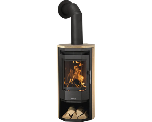 Justus Kaminofen mit schwarzem Stahlkorpus, Holzverkleidung, Sichtscheibe mit brennendem Feuer, Holzfach und schwarzem Ofenrohr.