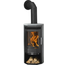 Justus Kaminofen mit Natursteinverkleidung, Sichtscheibe mit brennendem Feuer, schwarzem Ofenrohr und Holzfach inklusive Holzscheiten.