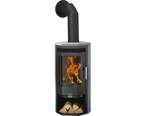 Justus Kaminofen mit Natursteinverkleidung, Sichtscheibe mit brennendem Feuer, schwarzem Ofenrohr und Holzfach inklusive Holzscheiten.