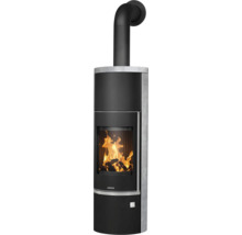 Justus Kaminofen mit Natursteinverkleidung, Sichtscheibe mit brennendem Holzfeuer und schwarzem Ofenrohr.