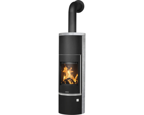 Justus Kaminofen mit Natursteinverkleidung, Sichtscheibe mit brennendem Holzfeuer und schwarzem Ofenrohr.