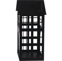 Dekoratives Windlicht aus Metall in Hausform mit Fensteraussparungen in Schwarz.
