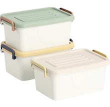 Stapelbare Aufbewahrungsbox aus Kunststoff mit Deckel und seitlichen Clipverschlüssen in verschiedenen Farben.