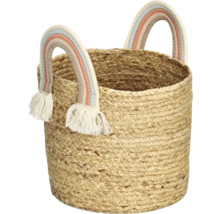 Geflochtener Aufbewahrungskorb aus Naturmaterial mit zwei regenbogenfarbenen Henkeln und weißen Quasten.