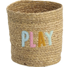 Runder geflochtener Aufbewahrungskorb aus Naturfasern mit dem bunten Schriftzug PLAY.