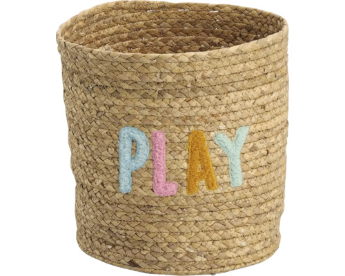 Runder geflochtener Aufbewahrungskorb aus Naturfasern mit dem bunten Schriftzug PLAY.