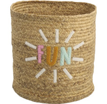 Geflochtener Aufbewahrungskorb aus Naturmaterial mit eingesticktem Schriftzug FUN und Strahlenkranz.