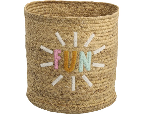 Geflochtener Aufbewahrungskorb aus Naturmaterial mit eingesticktem Schriftzug FUN und Strahlenkranz.