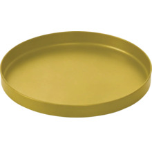 Rundes goldenes Metalltablett mit erhöhtem Rand.