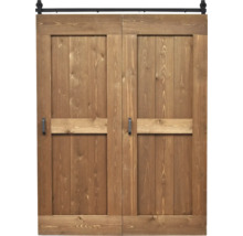 Zweiflügelige Schiebetür aus Holz im rustikalen Design inklusive schwarzer Laufschiene und Griffen.