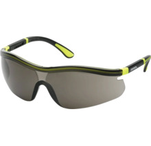 Sportliche Gebol Schutzbrille mit getönten Sichtscheiben und weich gepolsterten Bügeln für den Arbeitsschutz.