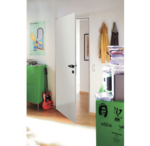 Weiße Innentür mit schwarzem Drücker in hellem Zimmer mit Holzboden, grünen Metallschränken und einer roten elektrischen Gitarre.