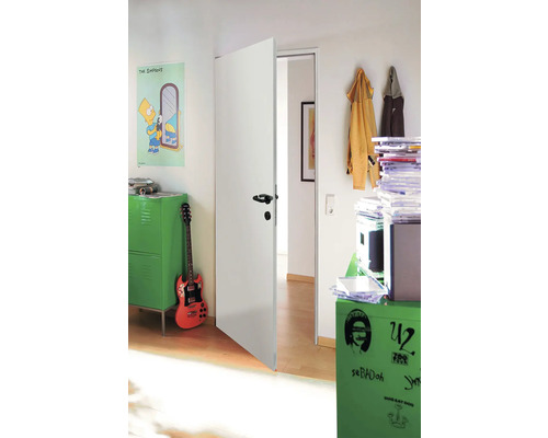 Weiße Innentür mit schwarzem Drücker in hellem Zimmer mit Holzboden, grünen Metallschränken und einer roten elektrischen Gitarre.