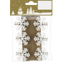 Sechs hölzerne Dekoklammern in Form von weißen Schneeflocken für die Weihnachtsdekoration.