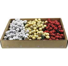 Kleine Weihnachtskugeln in Silber, Gold und Rot in einem Karton, mit glänzenden, matten und glitzernden Oberflächen.