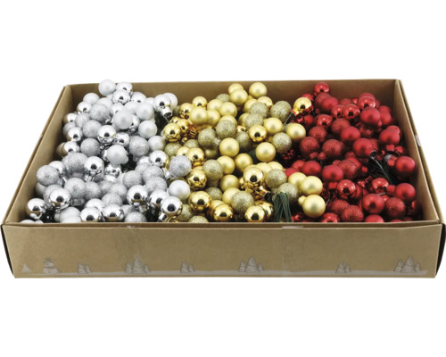 Kleine Weihnachtskugeln in Silber, Gold und Rot in einem Karton, mit glänzenden, matten und glitzernden Oberflächen.