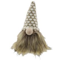 Weihnachts-Wichtel mit beige-weißer Strickmütze und langem Kunstfellbart.