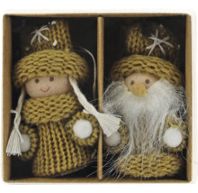 Zwei gestrickte Weihnachtsfiguren in einer Schachtel, ein Mädchen mit Zöpfen und ein Weihnachtsmann mit langem Bart.