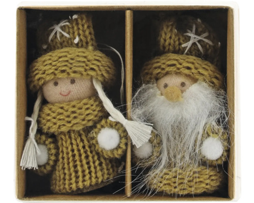 Zwei gestrickte Weihnachtsfiguren in einer Schachtel, ein Mädchen mit Zöpfen und ein Weihnachtsmann mit langem Bart.