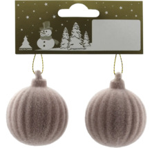 Zwei geriffelte Christbaumkugeln mit beflockter Oberfläche an einer Verpackungskarte mit Geroma Logo.