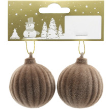 Zwei gerippte, braune Christbaumkugeln mit samtiger Oberfläche und goldfarbenen Aufhängern in einer Verpackung mit Geroma Logo.