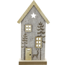 Dekorationshaus aus grauem Filz und Holz mit Tannenbäumen, einem Rentier, hölzernen Fenstern und einer sternförmigen Aussparung.