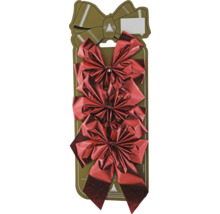 Drei rote Metallic-Geschenkschleifen von Geroma auf Kartonverpackung.