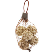 Dekorative Kugeln aus Rattan in einem Netzbeutel mit Aufhänger.