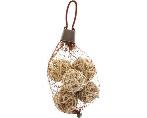 Dekorative Kugeln aus Rattan in einem Netzbeutel mit Aufhänger.