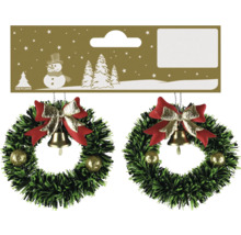 Zwei grüne Weihnachtskränze aus Lametta mit roter Schleife, goldenem Glöckchen und Glitzerkugeln an Geroma Logo Karton.