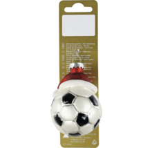 Christbaumschmuck aus Glas in Form eines Fußballs mit roter Weihnachtsmütze.