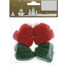 Vier kleine gestrickte Weihnachtsmützen in Rot und Grün mit weißen Bommeln und Geroma Logo.