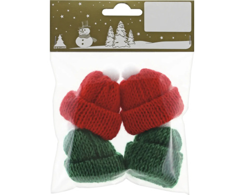 Vier kleine gestrickte Weihnachtsmützen in Rot und Grün mit weißen Bommeln und Geroma Logo.