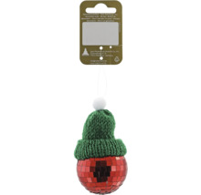 Weihnachtsanhänger rote Mosaik-Discokugel mit grüner Strickmütze und weißem Bommel.