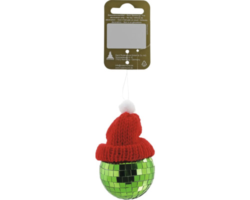 Weihnachtsanhänger grüne Discokugel mit roter Strickmütze und weißem Bommel.